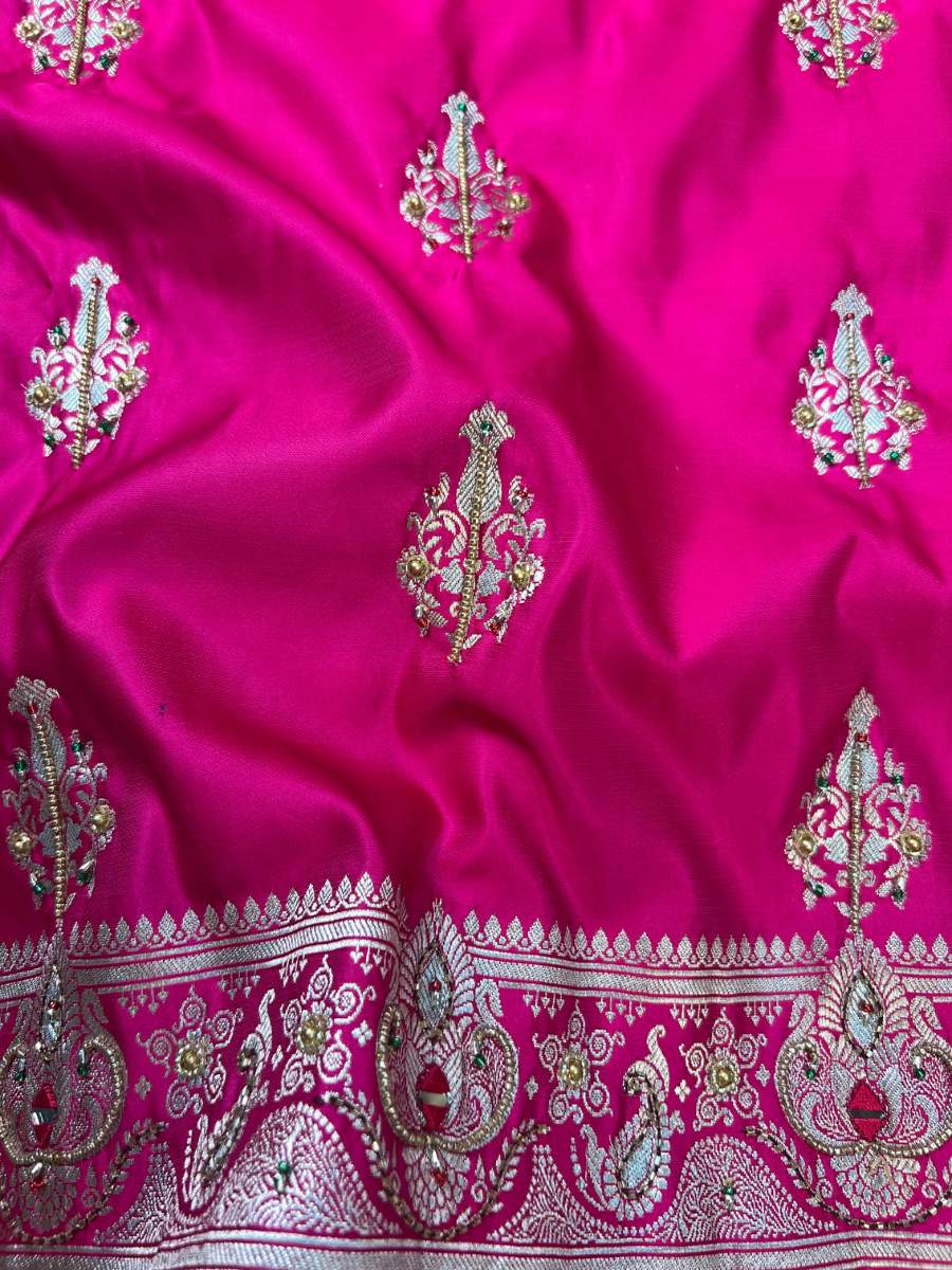 Hot Pink Mashru Silk Saree Closeup View 01-Mantavya Banaras