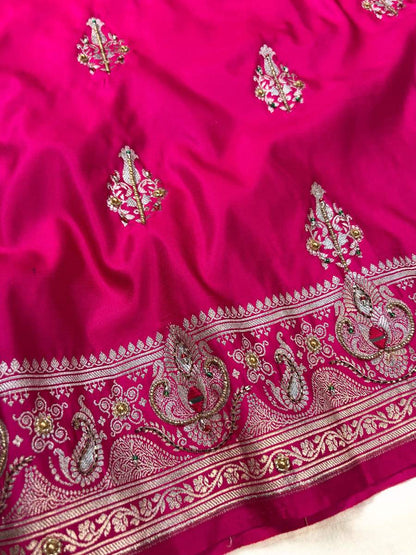 Hot Pink Mashru Silk Saree Closeup View 02-Mantavya Banaras