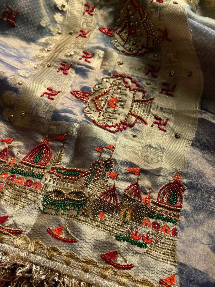 Dual Shade Tissue silk Saree Closeup view 02