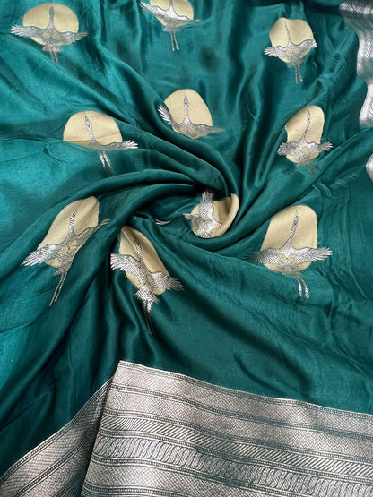 Luxury green Mashru silk saree featuring smooth shine and timeless ethnic craftsmanship – Mantavya Banaras.